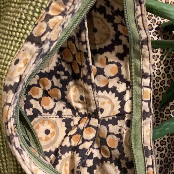 Cute lightly used Green Jute bag perfect for the season. It has 3 inside pockets - Picture 2 of 10